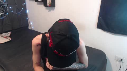 Snapshot of latins_boys_20 chatting on 12-24-24, 04:33 NICK online show from 12-24-24, 04:33