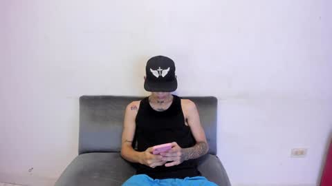 Snapshot of latins_boys_20 chatting on 01-27-25, 04:52 NICK online show from 01-27-25, 04:52