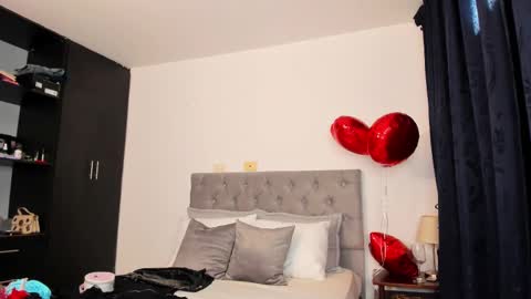 Snapshot of laura__martiinez chatting on 02-15-25, 02:11 online show from 02-15-25, 02:11