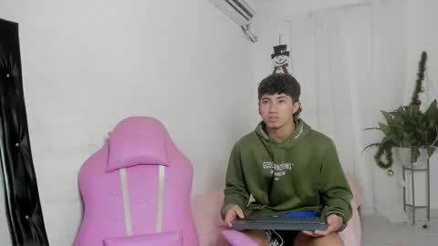 Snapshot of laura_and_kevin chatting on 12-15-25, 08:35 laura_and_kevin online show from 12-15-25, 08:35