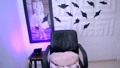 Snapshot of laura_candy02 chatting on 10-14-25, 02:29 LAURA online show from 10-14-25, 02:29