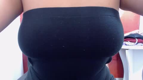 Snapshot of laura_hotyy chatting on 10-17-25, 04:09  Laura  online show from 10-17-25, 04:09