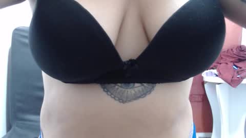 Snapshot of laura_hotyy chatting on 10-22-25, 03:23 Laura online show from 10-22-25, 03:23