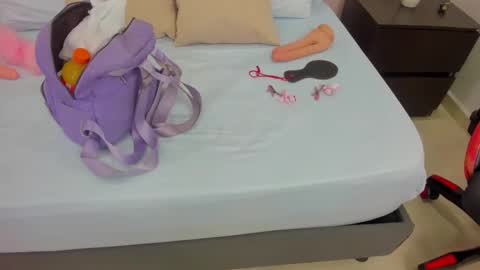 Snapshot of laura_maite_ chatting on 11-08-25, 11:43 L A U R A online show from 11-08-25, 11:43