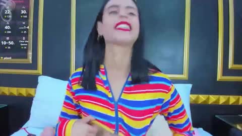 Snapshot of laura_maite_ chatting on 11-17-25, 12:00 L A U R A online show from 11-17-25, 12:00