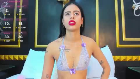 Snapshot of laura_maite_ chatting on 11-22-25, 12:15 L A U R A online show from 11-22-25, 12:15