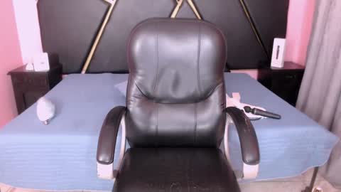 Snapshot of laura_riley chatting on 01-18-25, 05:59 Laura online show from 01-18-25, 05:59