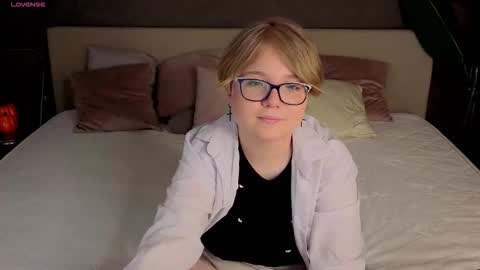 Snapshot of lauraaa_smith chatting on 02-09-26, 02:04 Laura online show from 02-09-26, 02:04