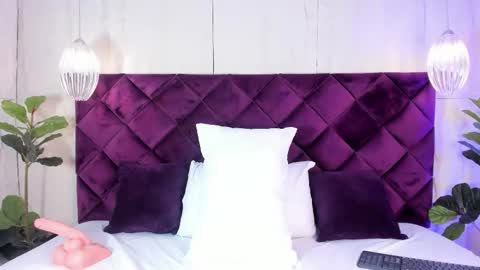 Snapshot of lauracarther chatting on 12-17-25, 05:19 LauraCarther online show from 12-17-25, 05:19