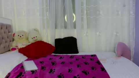 lauracb          online show from 12-05-24, 06:21