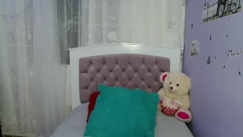 lauracb          online show from 01-05-25, 06:46