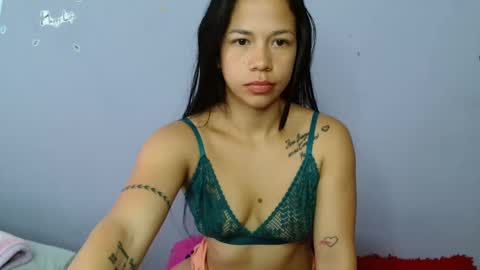 lauracb          online show from 03-06-25, 04:07