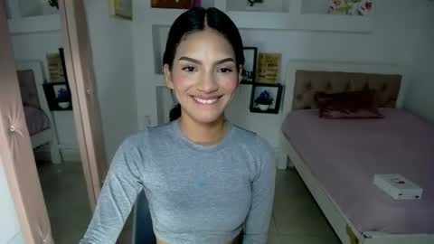 Snapshot of lauradelgado chatting on 01-27-25, 11:33 Laura online show from 01-27-25, 11:33