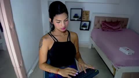 Snapshot of lauradelgado chatting on 01-29-25, 12:12 Laura online show from 01-29-25, 12:12