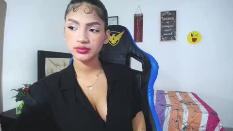 Snapshot of lauradelgado chatting on 11-28-25, 06:05 Laura online show from 11-28-25, 06:05