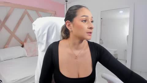 laura  online show from 11-11-25, 02:50