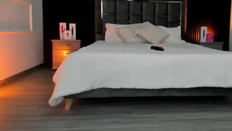 Lauren Weels online show from 11-25-25, 07:36