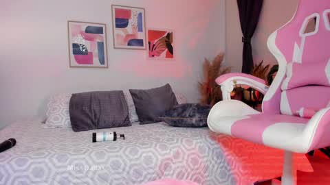 Snapshot of lauren__dallass chatting on 12-12-24, 11:58 MissLauren online show from 12-12-24, 11:58