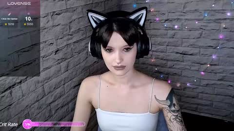 Snapshot of lauren_raquel chatting on 12-17-24, 06:20 Eva online show from 12-17-24, 06:20