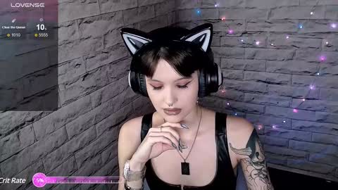 Snapshot of lauren_raquel chatting on 01-20-25, 05:27 Eva online show from 01-20-25, 05:27