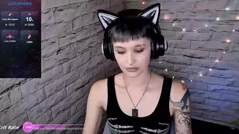 Snapshot of lauren_raquel chatting on 09-26-25, 05:50 Eva online show from 09-26-25, 05:50