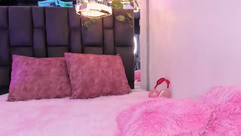 Snapshot of laurenblonde22 chatting on 01-13-25, 05:33 Lauren Blonde online show from 01-13-25, 05:33