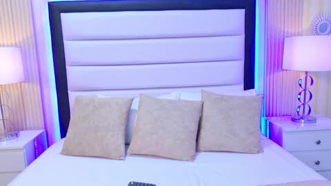 Snapshot of laurenhazeel chatting on 02-25-26, 04:22 Lauren online show from 02-25-26, 04:22