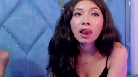 Snapshot of laurynandnarem chatting on 11-20-25, 07:41 Laury and Narem online show from 11-20-25, 07:41