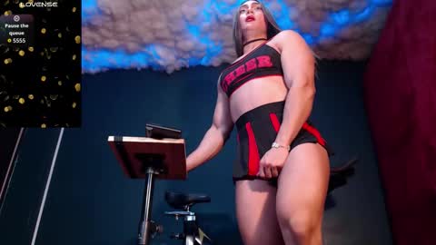 Layla   help me with your thumbs up its important  online show from 10-11-25, 11:42