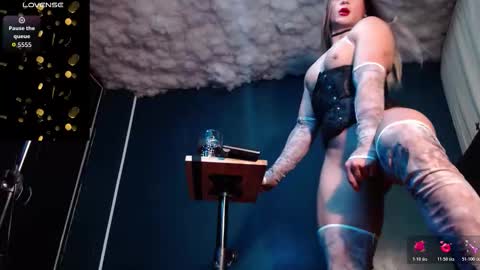 Layla   help me with your thumbs up its important  online show from 10-31-25, 08:48