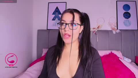 Snapshot of layla_nicols chatting on 01-18-25, 12:15 Layla online show from 01-18-25, 12:15