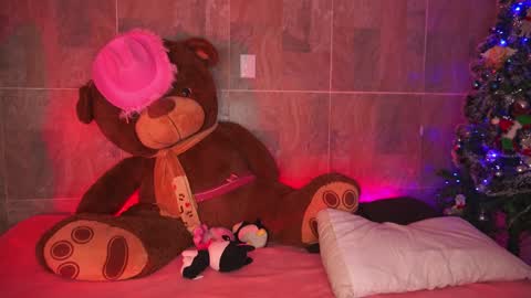 Snapshot of league_of_lovers2 chatting on 12-30-24, 01:04 Vero Andy and Caius online show from 12-30-24, 01:04