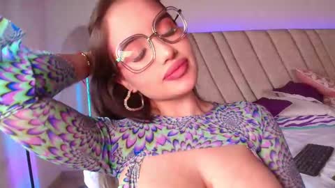 Snapshot of leahprada_ chatting on 02-10-25, 06:03 Instagram Leahprada online show from 02-10-25, 06:03