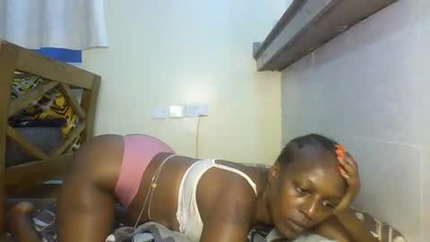 Snapshot of lee_cammie chatting on 10-17-25, 01:46 Lee cammie online show from 10-17-25, 01:46