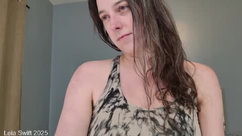 Leia Swift online show from 02-08-25, 07:49