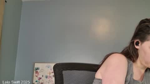 Leia Swift online show from 12-20-25, 11:50