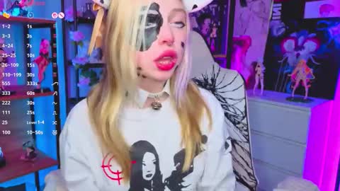 Snapshot of leiladwight chatting on 11-11-25, 05:35 Leila online show from 11-11-25, 05:35