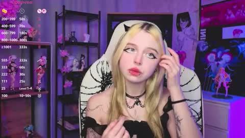 Snapshot of leiladwight chatting on 11-15-25, 04:03 Leila online show from 11-15-25, 04:03