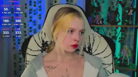 Snapshot of leiladwight chatting on 02-23-26, 02:03 Leila online show from 02-23-26, 02:03