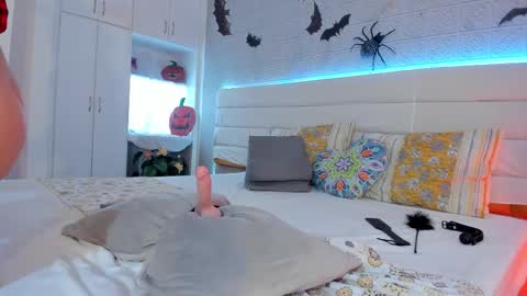 Snapshot of leilahiuston chatting on 10-31-25, 08:21 online show from 10-31-25, 08:21