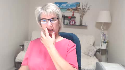 Snapshot of leilamays chatting on 10-17-25, 05:43 Leila Kinky online show from 10-17-25, 05:43