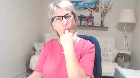 Snapshot of leilamays chatting on 10-28-25, 03:10 Leila Kinky online show from 10-28-25, 03:10