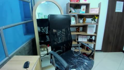 Snapshot of leilasmith_ chatting on 10-31-25, 12:28 Leila online show from 10-31-25, 12:28