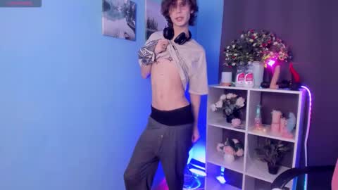 Snapshot of leo_bensyten chatting on 10-29-25, 01:02 Leo online show from 10-29-25, 01:02