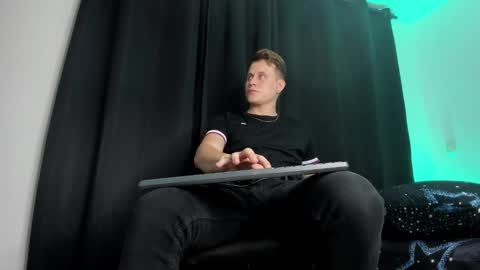 Snapshot of leo_cumming01 chatting on 02-05-25, 02:51 Yesid online show from 02-05-25, 02:51