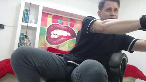 Snapshot of leo_cumming01 chatting on 02-07-25, 02:58 Yesid online show from 02-07-25, 02:58