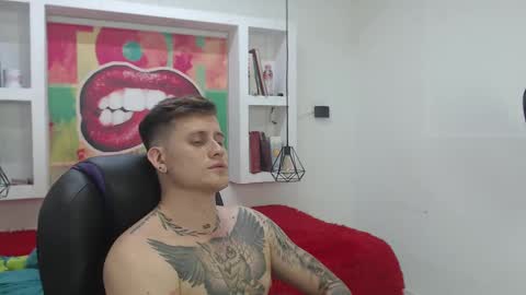 Snapshot of leo_cumming01 chatting on 02-12-25, 04:44 Yesid online show from 02-12-25, 04:44