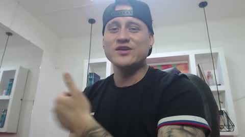 Snapshot of leo_cumming01 chatting on 02-14-25, 02:33 Yesid online show from 02-14-25, 02:33