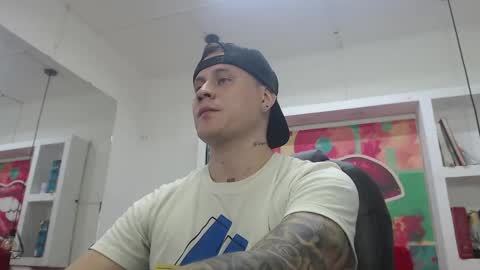 Snapshot of leo_cumming01 chatting on 02-18-25, 02:06 Yesid online show from 02-18-25, 02:06