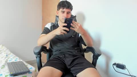 Snapshot of leo_jones389 chatting on 01-20-25, 10:04 Leo Jones online show from 01-20-25, 10:04